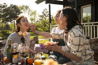 快乐女声互相喂食