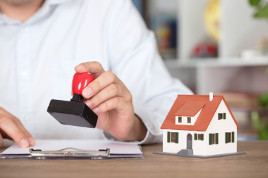 工作人员在给房子过户