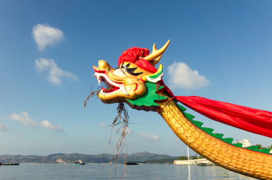 蓝天背景下的龙舟船头