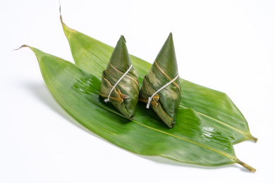 白背景上放着的粽子特写