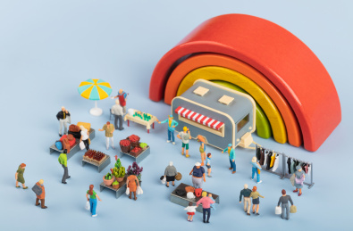 地摊经济彩虹积木摆摊逛集市的人群