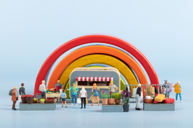 地摊经济彩虹积木摆摊逛集市的人群