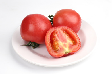 一堆圣女果中有一个切开的水果