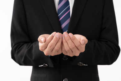 一个专业的商务男士双手做出呵护的姿势