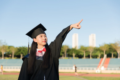 毕业生穿学士服手指远方