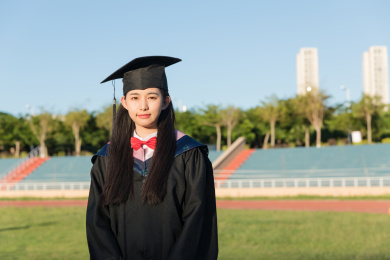 大学生穿学士服拍毕业照