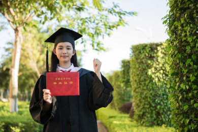 毕业生穿学士服加油手势