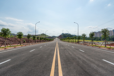 城市郊区沥青道路远景