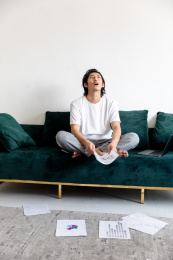 客厅里一位崩溃的年轻男人和散落一地的报表