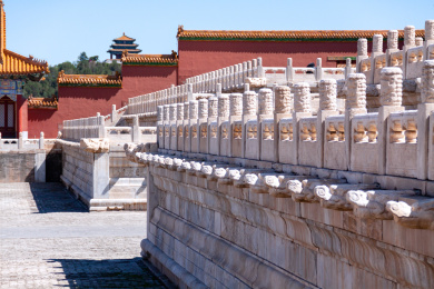 北京故宫红色阶梯墙和白色规整的小石柱