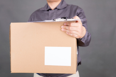 辛苦的快递员在递送包裹