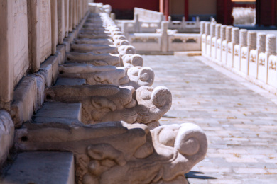 北京故宫古建筑白色柱子与气派的宫殿