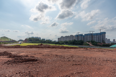 建筑工地上的泥沙地面和远处的建筑