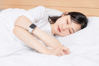 躺在床上睡着的清纯女孩