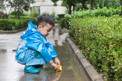 穿着雨衣玩耍的男孩