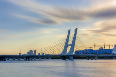 中国辽宁抚顺浑河永安桥日暮风光