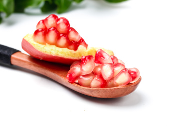 勺子里装着软籽石榴籽 