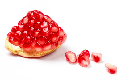 白底上放着掰开的突尼斯软籽石榴 