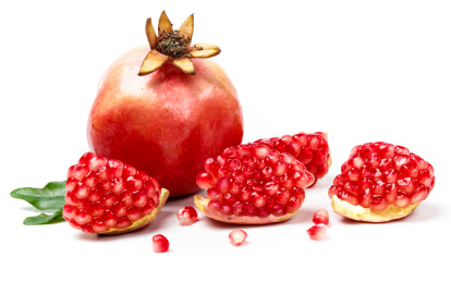 白底上放着掰开的突尼斯软籽石榴 