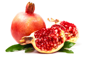 白底上放着掰开的突尼斯软籽石榴 