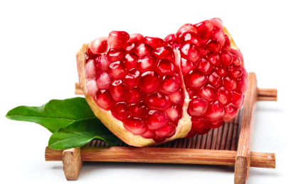 木垫子上放着掰开的会理石榴  