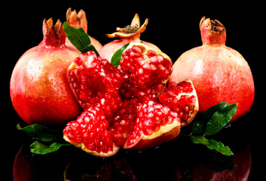 黑底上放着掰开的突尼斯软籽石榴 