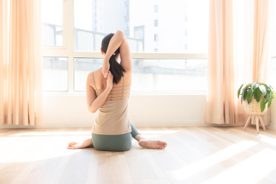 女性瑜伽手臂拉伸背影