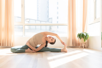年轻女性瑜伽压腿 年轻女性