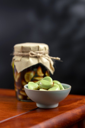 摆放在木桌面上的腊八蒜特写深色背景