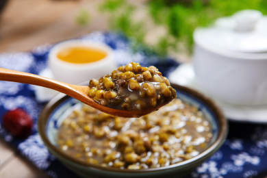 绿豆汤放在木桌上