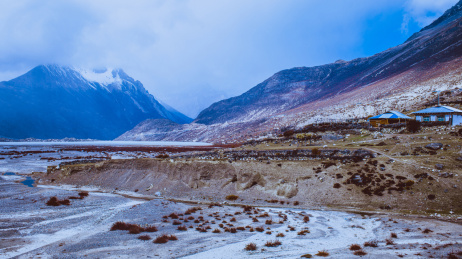 中国西藏然乌来古村雪山和村庄