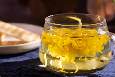 蓝布上的苏打饼和菊花茶