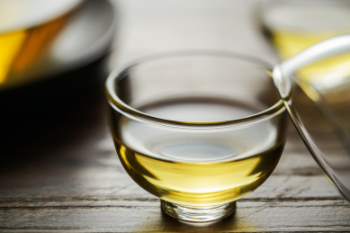 木盘上的玻璃茶杯