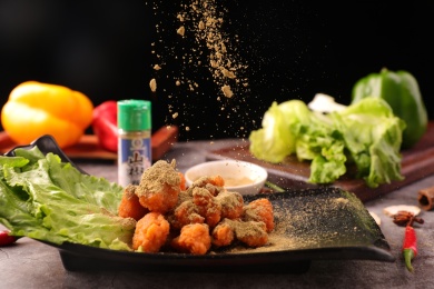 炸串撒孜然粉 炸鸡腿