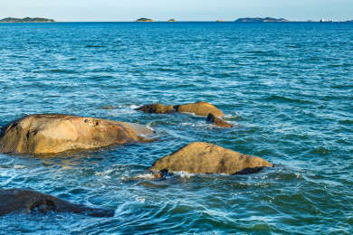 中国福建厦门环岛路海岸边的礁石