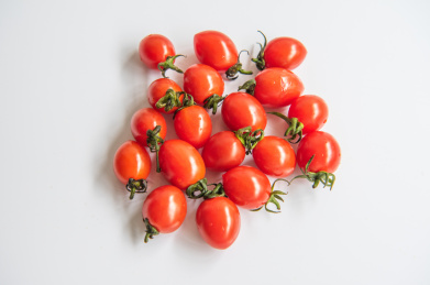 白色背景下的迷你红珍珠小番茄