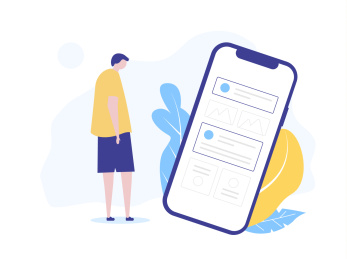 男人看着手机里的内容