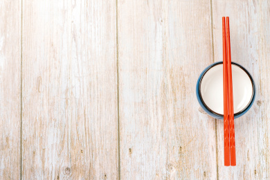 摆放筷子碟子的木桌面俯拍背景素材