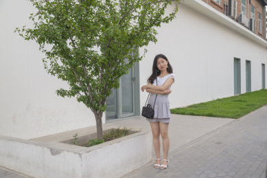 夏天在北京798艺术区穿短裙的年轻女孩