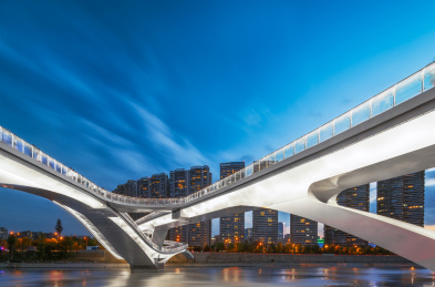 四川省成都市府南河上的五岔子大桥夜景