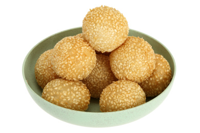 白背景上的炸麻球 串