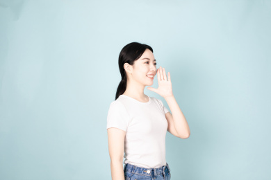 一名年轻的女生