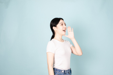 一名年轻的女生