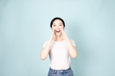 一名年轻的女生