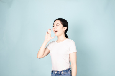 一名年轻的女生