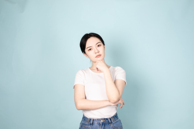 一名年轻的女生