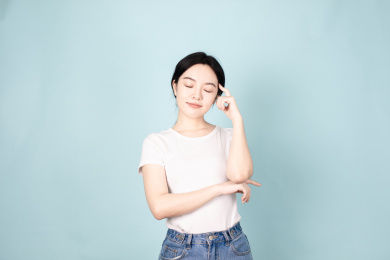 一名年轻的女生