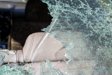 一辆破旧小汽车破碎的后挡风玻璃近距离特写