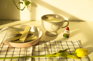 早晨阳光下照在桌子上的牛奶圣诞老人