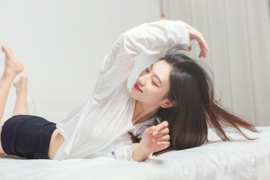 趴在床上玩的亚洲美女